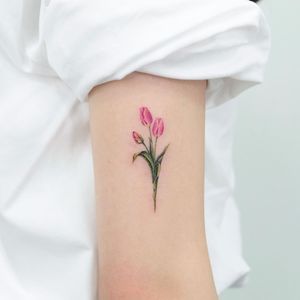 Tattoo by Siyeon #Siyeon #flowertattoos #flowertattoo #flower #floral #nature #plant #color #realism #realistic #tulip