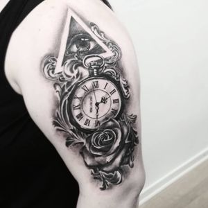 Время идет, жизнь течет, мы наблюдаем.▪#тату #часы #trigram #tattoo #clock #inkedsense #tattooist #кольщик 