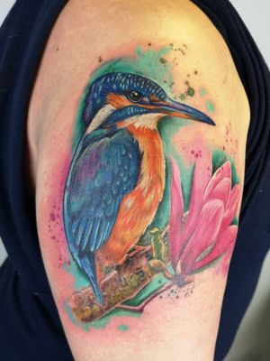 Today I got to do this beautiful kingfisher!#birdtattoo #kingfisher #birds #colourrealism #realisticink #colourtattoo #tattoosforwomen #artist #armtattoo  #inked @bestrealismtattoos @realistic.ink @barber_dts @swashdrive_tattoo_official @inkedmag @skinart_mag @tattoodo 