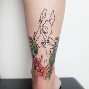 Tatuaje de Stephanie Tomschitz #StephanieTomschitz #coveruptattoos #coveruptattoo #coverup #tattoocoverup #scarcoverup #deer #bambi #flowers #floral #leaves