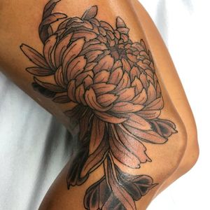 Tattooby Tan Vo #TanVo #TannParker #InktheDiaspora #flower #chrysanthemum #floral #qpocttt #poctattoo #qpoctattoo #brownskin #blackskin #empower #visibility #tattoocommunity
