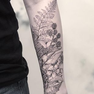 Tatuaje de Nhanna Scott #NhannaScott #coveruptattoos #coveruptattoo #coverup #tattoocoverup #scarcoverup #flowers #floral #leaves #plant #berries #nature