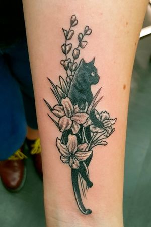 Black #cat  amidst flowers! Done by Alex at Bodycult