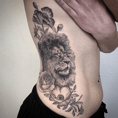 #photooftheday #tattoo #tatouage #realistic #realistictattoo #tattoorealistic #lion #liontattoo #flowers #flowerstattoo #dots #stipple #petitspoints #blackandgrey #blackandgreytattoo #sidetattoo #girltattoo #lausanne #lausannetattoo #tattoolausanne #lespetitspointsdefanny 