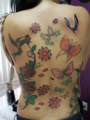 Flores da nossa amiga Vanusa! 😍✍️🌹😱🌻🌼🌺 Faça já seu orçamento! (62) 9 9326.8279#tattoo #ink #blackwork #tattoolife #Tatuadouro #love #inkedgirls #Tatouage #eletricink #igtattoo #fineline #draw #tattooing #tattoo2me #tattooart #instatattoo #tatuajes #blackink #floral #neotraditional #neotradeu #neotraditionaltattoo  #flowerstattoo #flowers #sakura