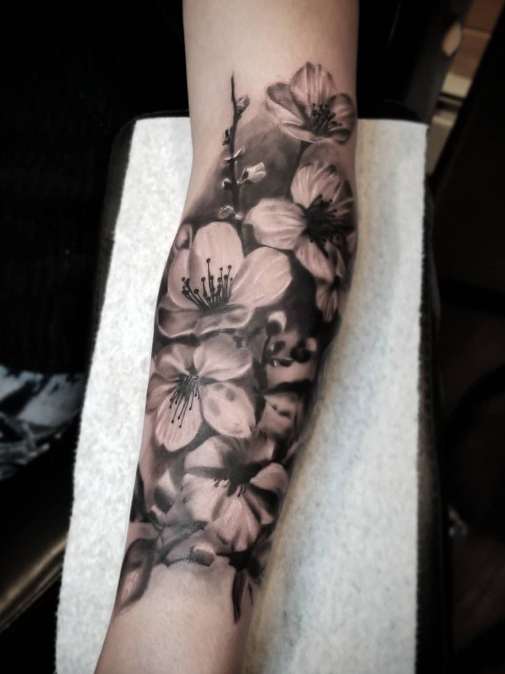 Realistic black and grey flower tattoo by Frank Ready  Tatuaje de  enredadera Tatuajes de rosas para hombres Tatuajes femeninos