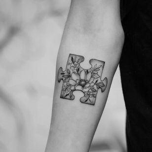 Tatuaje de Keith Hancock #KeithHancock #coveruptattoos #coveruptattoo #coverup #tattoocoverup #scarcoverup #flower #puzzlepiece