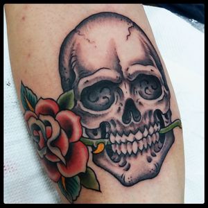 Skull and rose #skull #skulltattoo #rose #rosetattoo #teschio #traditional #traditionaltattoo #classictattoos #oldschool #colortattoo #tattoodo #tattooartist #romatattoo #tattooroma #bright #bold #oldschooltattoo