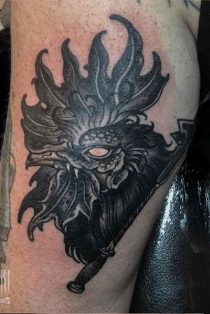 Cockatrice for @pascalperdrieau done while @mondialdutatouage #cockatricetattoo #mondialdutatouage2019 #mondialdutatouage #jankowzki #blackclaw #mikepikemachines #workhorseirons #luckysupplyeu #neotraditionaltattoo #blackworktattoo #or#whatever#you#want#to#call#it