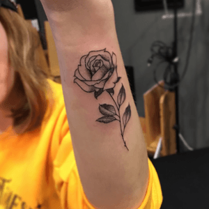 Rose on the wrist. To schedule a appoinment message me EFRASINK87@YAHOO.COM 