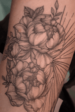 www.anastation-tattoo.com #anastationtattoo #peony #peonies #floral #botanical #geometric #mandala #whipshading 
