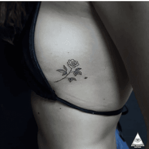 Rosa bem delicada com o traço finíssimo.Orçamentos pelo: Whatsapp: (11)9.9377-6985E-mail: ericskavinsk@gmail.comOu via direct. Apoios: @extremeskincare ....#ericskavinsktattoo #finelinetattoo #tracosfinos  #feettattoo  #inkedgirl  #delicatetattoo #tattoodelicada #tattoodeluxo #tattoojoia #tatuagemconceitual #tatuagemconceito #electricinkpop #mktpop #electricinkbr #alphavilleearredores #alphavillesp #moema #ibirapuera #saopaulo #tatuagemchique #tattooconceitojoia #slintattoo #besttattoos #elegancia #like #follow