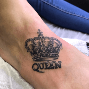 Queen #dotwork #blackAndWhite #Tattoodo #blackandgrey 