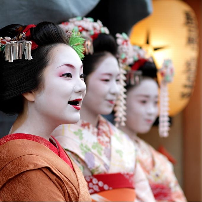 Geisha con Ohaguro - Tooth Ink #Ohaguro #Japanese #geisha #toothblack #dientes negros #agent bodymodifications #bodymodifications #bodymods #tribal
