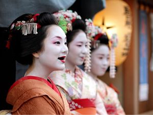 Geisha with Ohaguro - tooth blackening #Ohaguro #Japanese #geisha #toothblackening #blackteeth #ancientbodymodifications #bodymodifications #bodymods #tribal