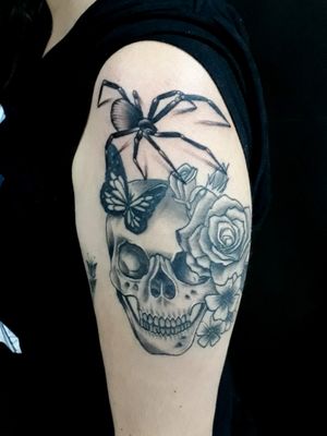 Araña y Cráneo Floreado#tattoo #blackandgrey #spyder 