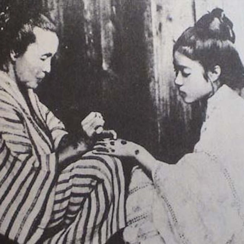Foto antigua de la gente de Ryukyuan, o Uchinanchu, mujeres que hacen tatuajes en las manos