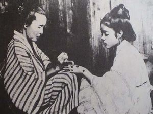 Antique photo of Ryukyuan people, or Uchinanchu, women doing hand tattoos #Ryukyuan #Japanese #handtattoo #hajichi #ancientbodymodifications #bodymodifications #bodymods #tribal