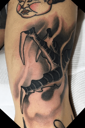 Dragon claw on knee