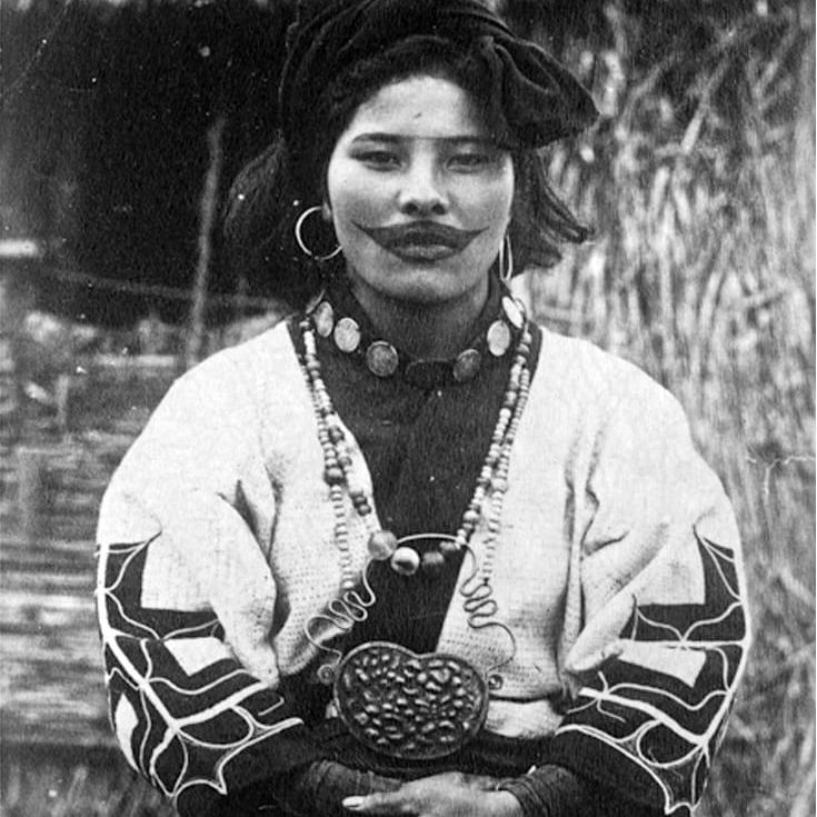 Mujer ainu con tatuaje de labios #Ainu #liptattoo # modificaciones corporales antiguas #modificaciones corporales #modificaciones corporales #tribal