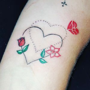 Tatuagem coração com flores 