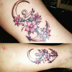 Tatuagem âncora com lua e flores 