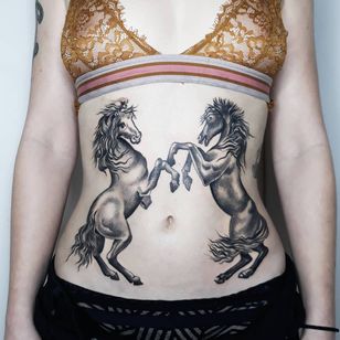 Tatuaje de Ana y Camille #AnaandCamille #black grey #ilustrativo #renacimiento #caballo #animales