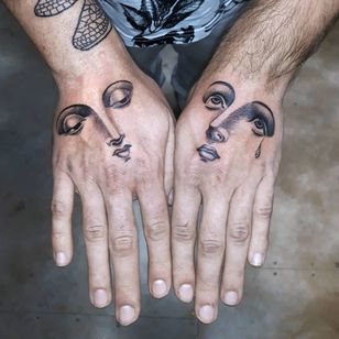 Tatuaje de Ana y Camille #AnaandCamille #black grey #ilustrativo #renacimiento #hand tattoo #lágrima #retrato #mujer