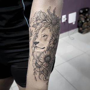 Leão da nossa amiga @nadia_moreira_! 😍✍️🌹🌼🌺🦁Faça já seu orçamento! (62) 9 9326.8279#tattoo #ink #blackwork #tattoolife #Tatuadouro #love #inkedgirls #Tatouage #eletricink #igtattoo #fineline #draw #tattooing #tattoo2me #tattooart #instatattoo #tatuajes #blackink #floral #lion #liontattoo #AnimalTattoo #flowerstattoo #flowers #sunflowertattoo #tatuagemfeminina #leonina #neotraditional 