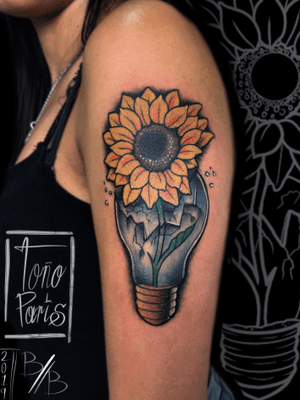 Tatuaje de hoy!!!! Espero les guste y le den su 👍🏼!!! Para citas en Bogota 🇨🇴 al WhatsApp +573114674508 📲 @bink_bang_club @valeppdtt #neotraditionaltattoo #tatuajeneotradicional #sunflowertattoo #bogota #colombia