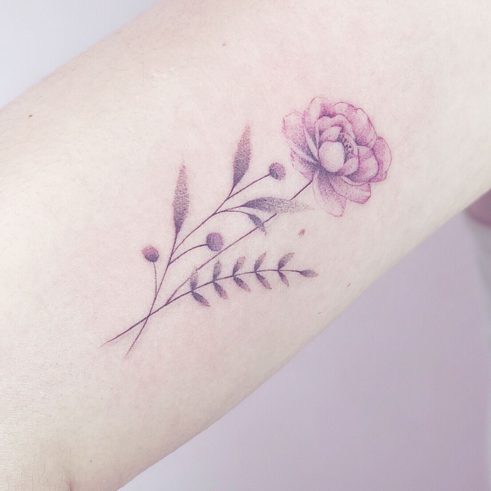 Tatuaje de flor Fineline por Eva Edelstein también conocido como evadesoleepapa #EvaEdelstein #evadesoleepapa