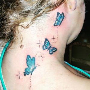 Tatuagem de borboletas de trás da orelha até nas costas 