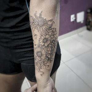 Leão da nossa amiga @nadia_moreira_! 😍✍️🌹🌼🌺🦁Faça já seu orçamento! (62) 9 9326.8279#tattoo #ink #blackwork #tattoolife #Tatuadouro #love #inkedgirls #Tatouage #eletricink #igtattoo #fineline #draw #tattooing #tattoo2me #tattooart #instatattoo #tatuajes #blackink #floral #lion #liontattoo #AnimalTattoo #flowerstattoo #flowers #sunflowertattoo #tatuagemfeminina #leonina #neotraditional 