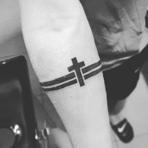Tatuagem cruz com bracelete 