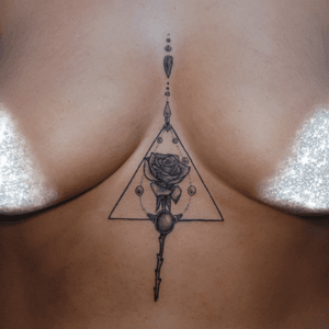 Rose tattoo con collar y triángulo, underbreast