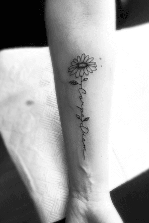 #tattooart#flower#hand#carpediem#Black 