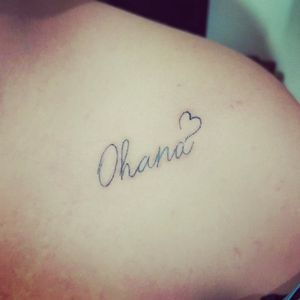 Tatuagem Ohana com coração no ombro