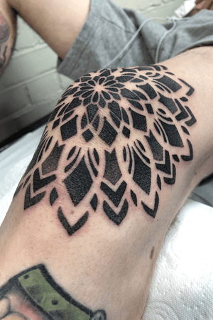 I love doing knees! Thank you for being tough and sitting so well. #dotwork #londontattoo #londondotwork #blackwork #blackworktattoo #kneetattoo #mandala #mandalatattoo 
