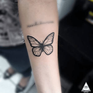 "Não haverá borboletas se a vida não passar por longas e silenciosas metamorfoses." ••Feita no estúdio @falconeritattooMais uma pra coleção da @simplicio_Orçamentos e contatos: Whatsapp: (11)9.9377-6985E-mail: ericskavinsk@gmail.com Ou via direct. ....#ericskavinsktattoo #butterflytattoo #tattooborboleta #conceitojoia #inked #delicatetattoo #tatuagemdelicada  #republica #micropigmentacao #girl #tatuagem #moda #lifestyle #estilodevida #drawing4tattoo #tattoopins #tattsketches #love