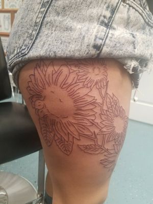 Continued start to the sunflower thigh piece.