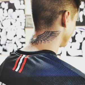 Tatuagem asas no pescoço masculino Andrade Ink TattooContato: 4298575342