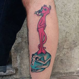 Tatuaje de Paul Colli #PaulColli #tradicional #pinkpanther #kranie #lady #pinup #babe #death #fun #color