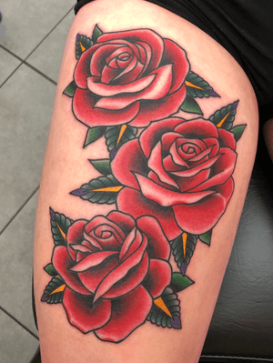 #rose #roses #traditional #traditionaltattoo #neotraditional #color #thightattoo #girlswithtattoos 