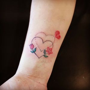 Tatuagem coração com flores delicado no pulso feminino Andrade Ink Tattoo Contato: 4298575342