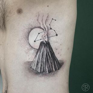 Tatuaje de Sven Rayen #SvenRayen #moontattoos #Moontattoo #moon #night #nightsky #nature # sky #volcano # mountain # smoke #constellation #star #dotwork #illustrative