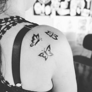Tatuagem borboletas delicadas no ombro feminino Andrade Ink Tattoo Contato: 4298575342
