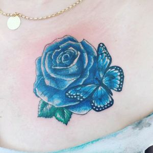 Tatuagem rosa azul com borboleta para cobertura de outra tatuagem no peito
