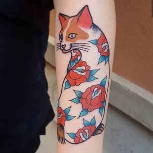 Tatuaje de Paul Colli #PaulColli #tradicional #color #cat #monmoncat #roses #flowers #flowers #heart #kit #paint portrait