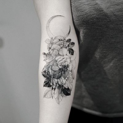 Tattoo by Zihwa #Zihwa #moontattoos #Moontattoo #moon #night #nightsky #nature #sky #illustrative #linework #bird #rose #flower #floral #leaves