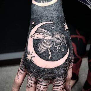 Tatuaje de Thomas E #ThomasE #moontattoos #Moontattoo #moon #night #nightsky #nature #sky #blackwork #star #bee #handtattoo